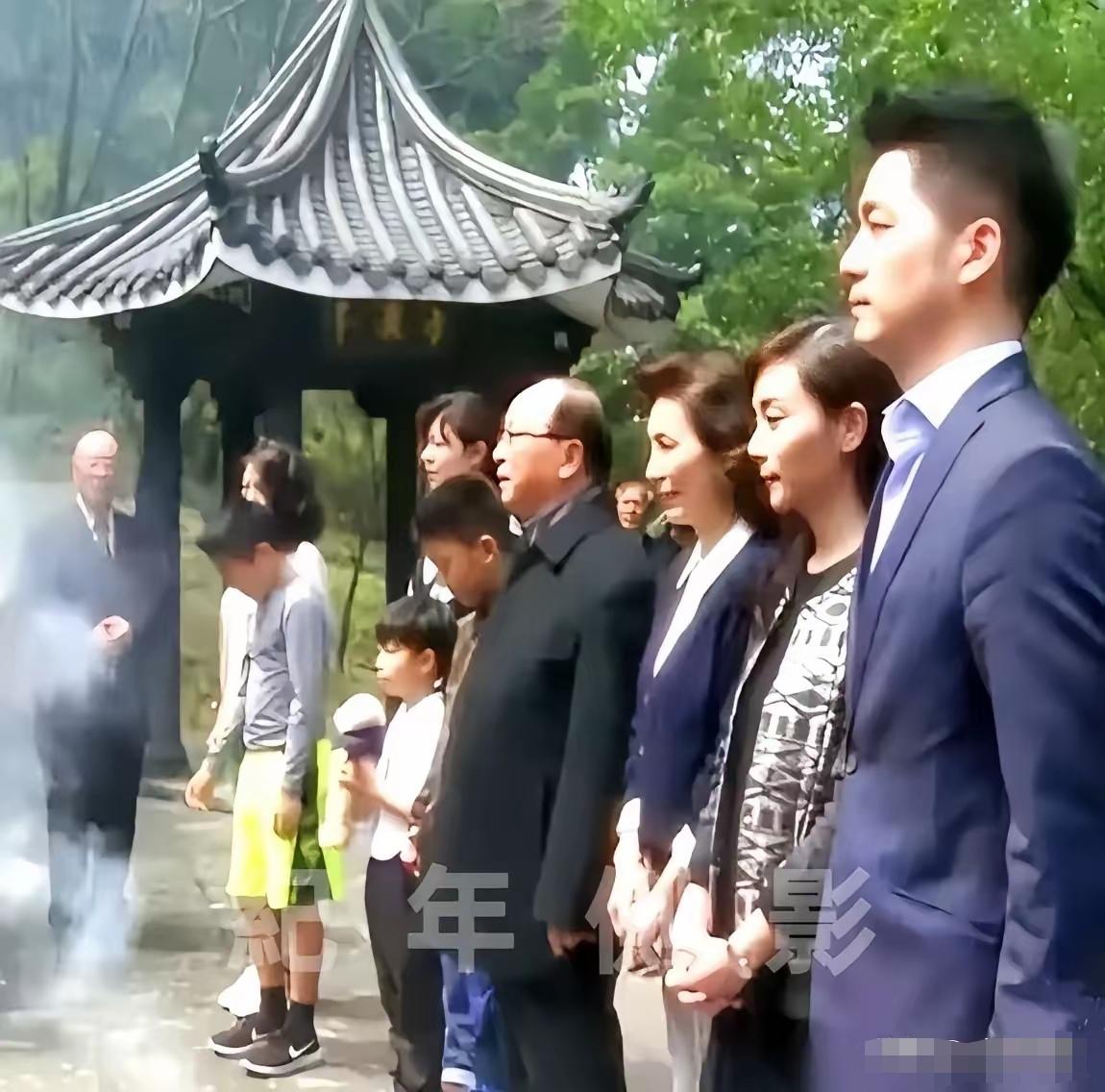 2017年，蒋万安跟着他爹蒋孝严，回了趟桂林。不是考察，也没带随从，一行九人，就