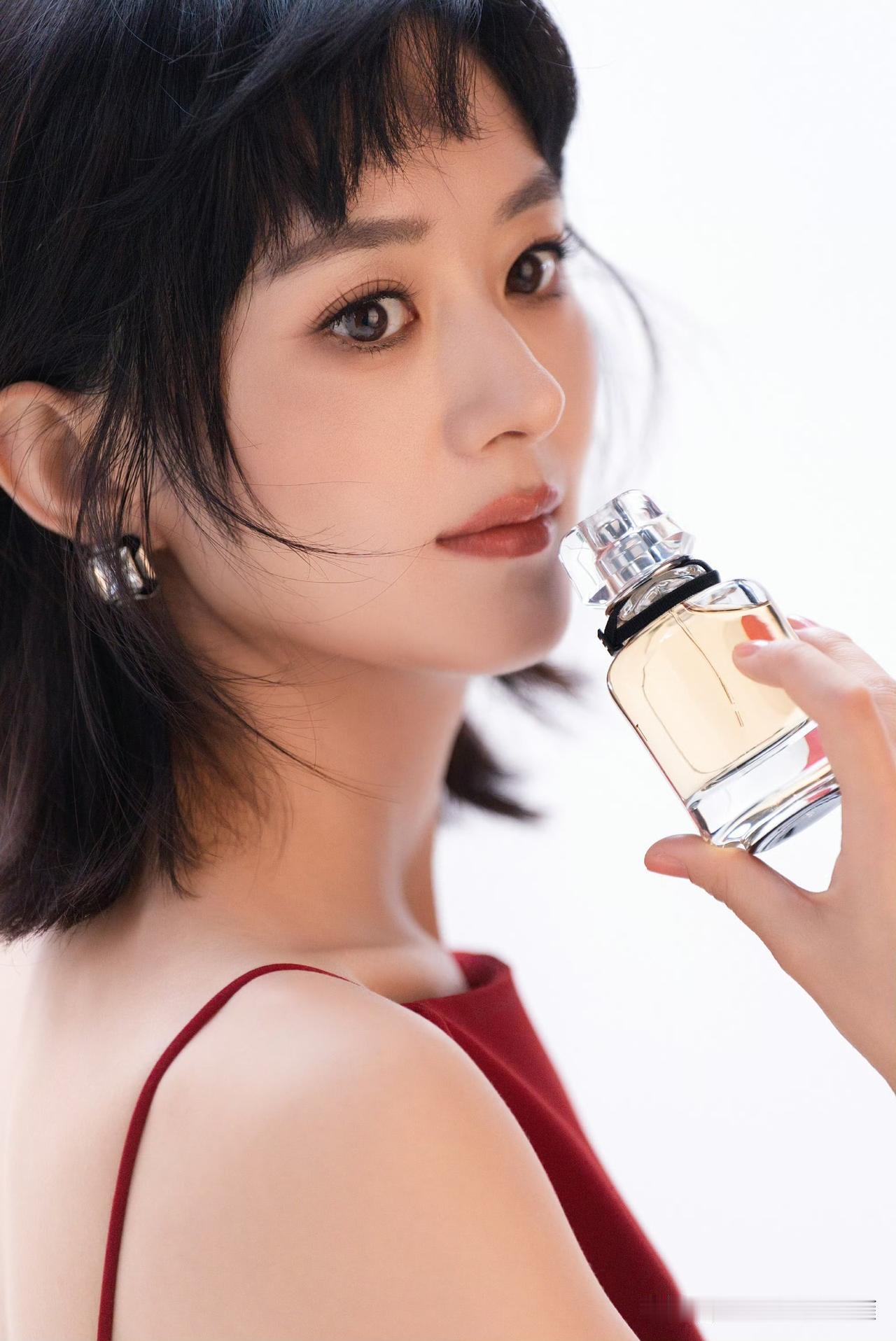 赵丽颖女神闪亮登场！纪梵希全球彩妆及香氛代言人赵丽颖！颖宝魅力时尚，自带光芒