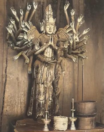 1933年，一位叫做莫理循的德国女摄影师，来到北京法源寺游览，当她走到寺里的一座