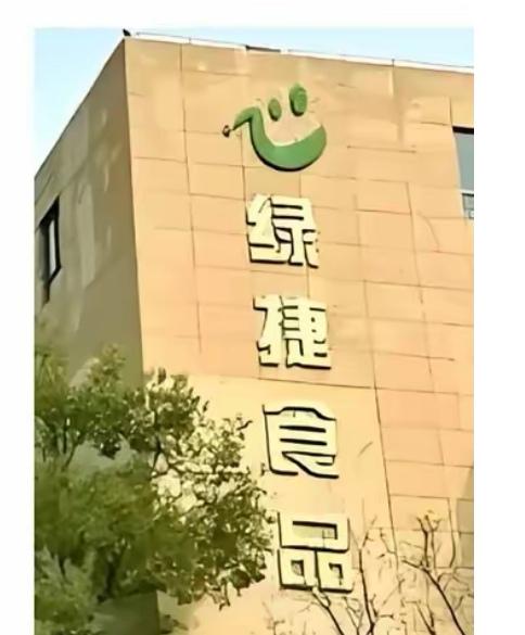 过去有许多学生反映:学校的午餐不好吃，剩饭剩菜很多，但学校往往是要求孩子们不要浪