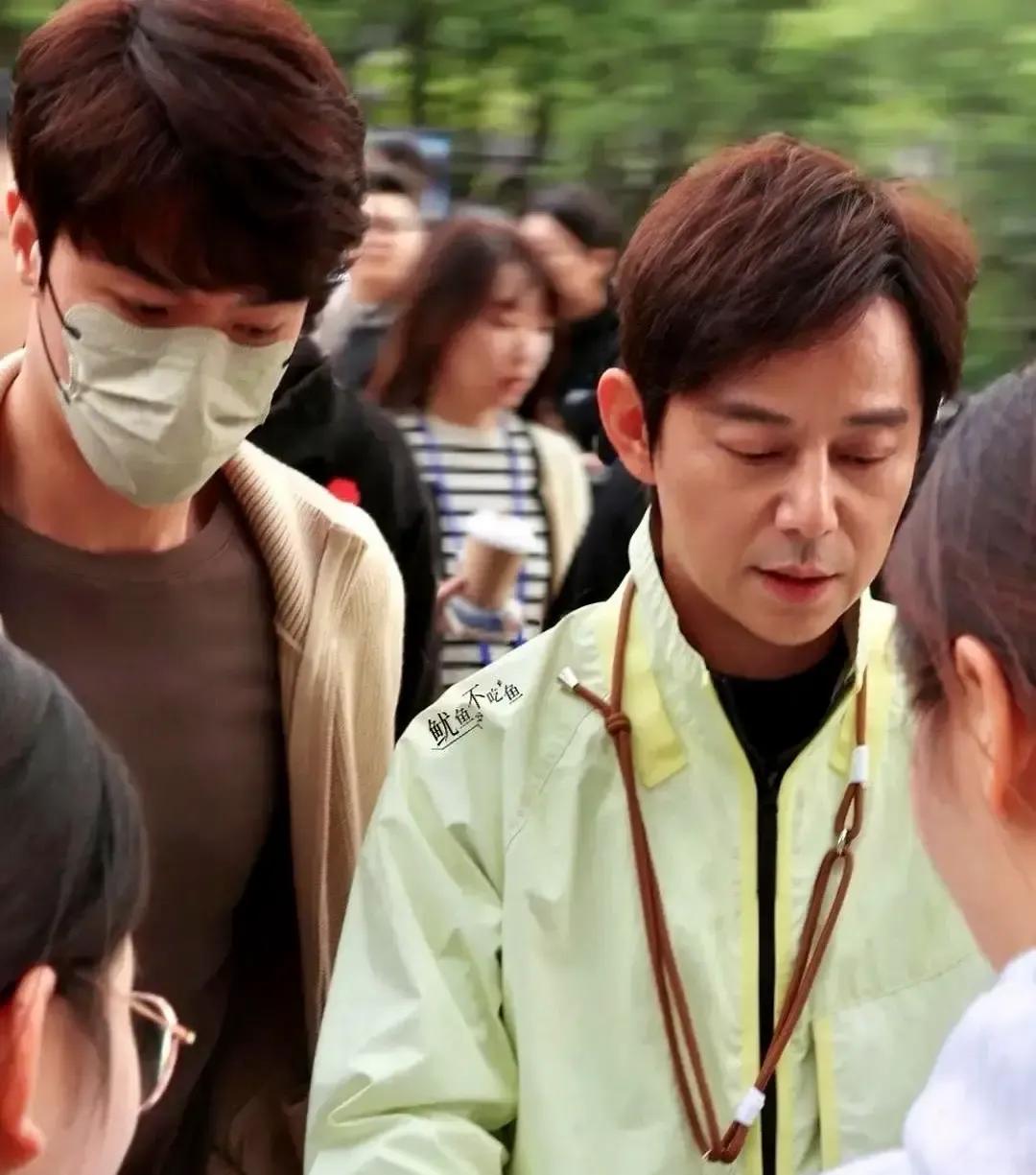 何炅又被翻出早年在节目里说他不结婚不生娃，只把朋友当家人。视频里他笑眯眯地讲，