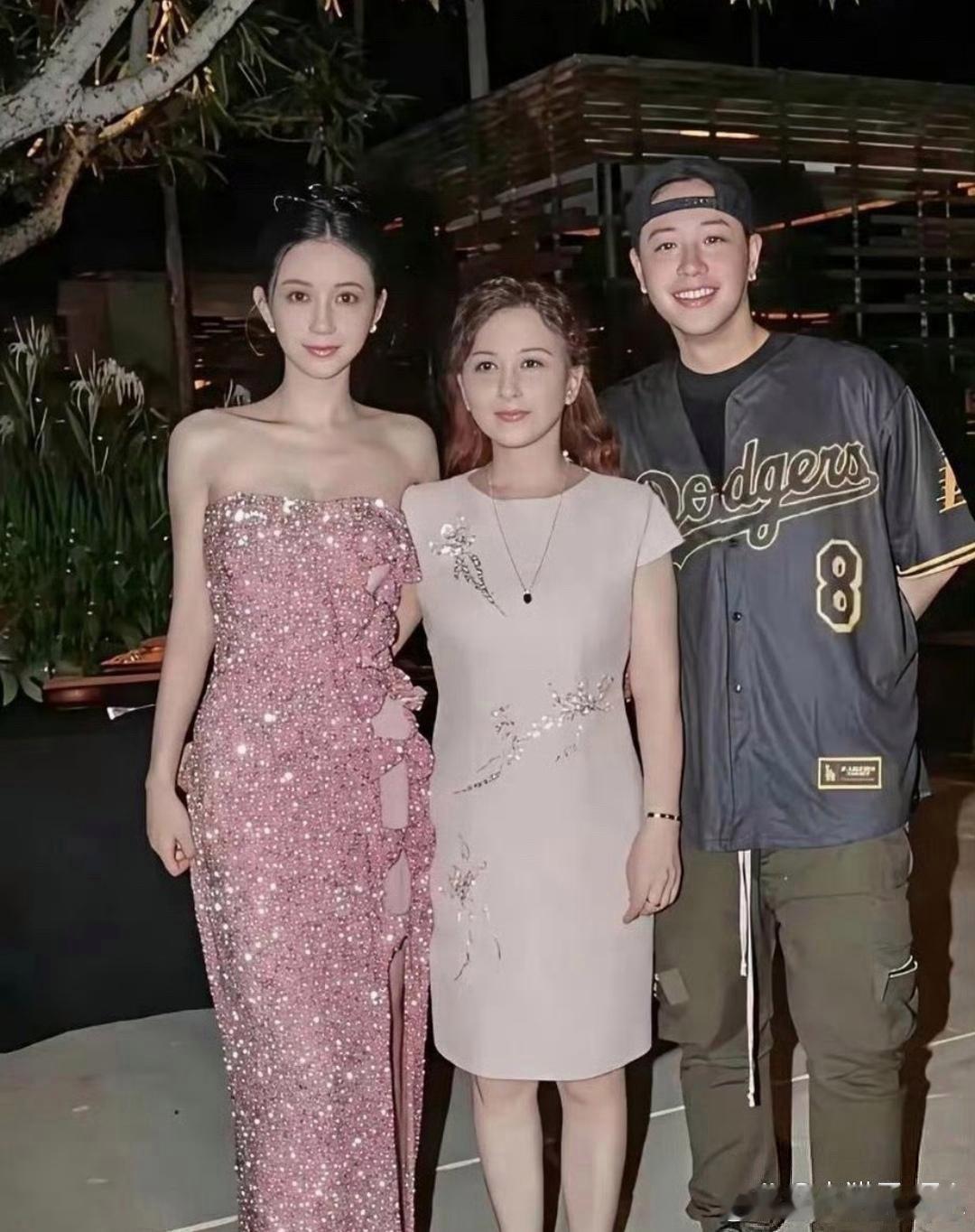 不得不说，潘玮柏老婆的五官很有辨识度，再看她妈妈眉眼和轮廓几乎是复刻版