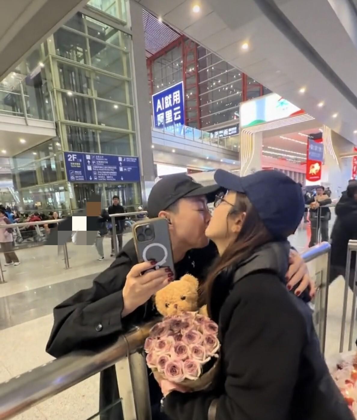 和宋丹丹贴脸的女人是她儿媳，这样亲密无间的婆媳关系，天下还有几人？宋丹丹为在小