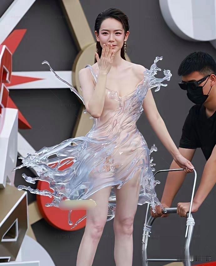 这套3D打印的裙子真的很耀眼，只是有点透吧，姐姐很会抓住男人的心思！大家看到