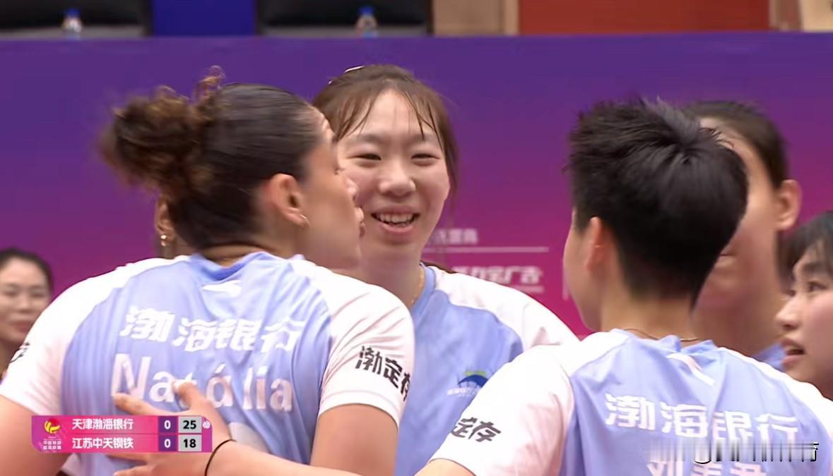 江苏女排第一局被天津女排魔鬼主场给吓到了！全队没有一个在线的，都在梦游，乱成一锅