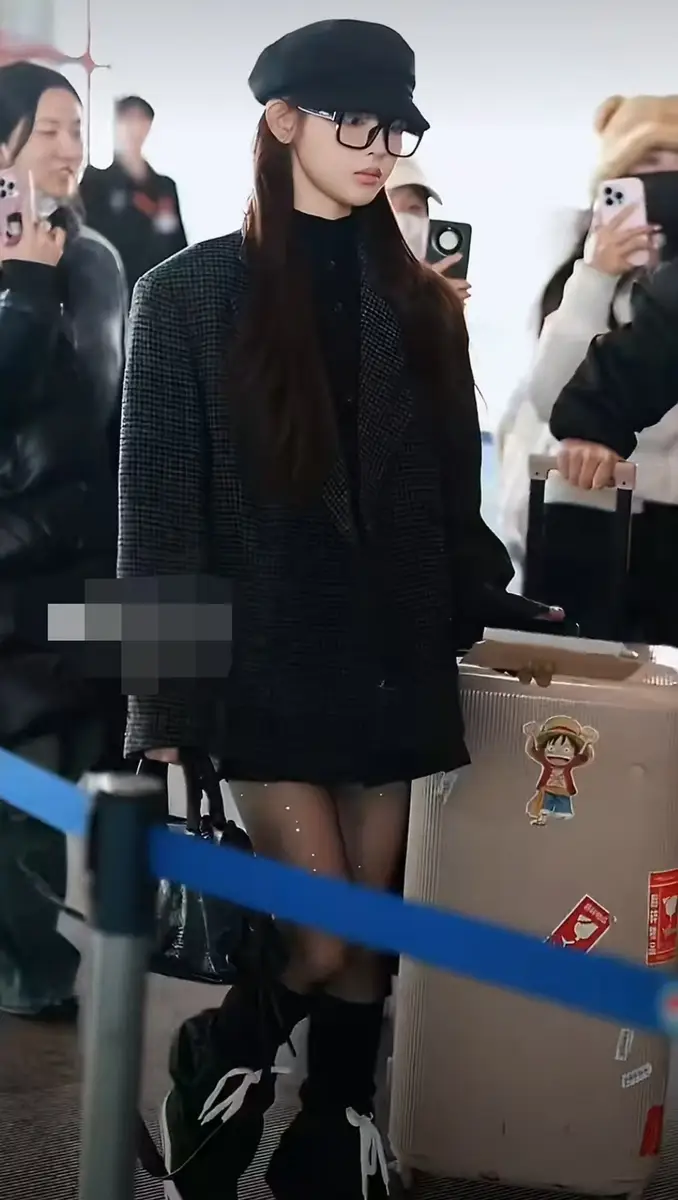 杨超越戴贝雷帽配黑框镜慵懒随性格纹西装搭黑丝酷飒干练