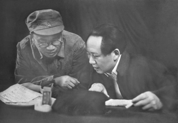 50年代初，党中央将广西省会定在南宁，张云逸便向主席抱怨，说：“去北京开会，得绕
