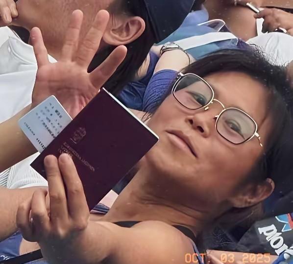 拿本护照就敢在上海大闹网球赛场，这女的嫁给一个外国老头很嚣张。根本无视赛场纪