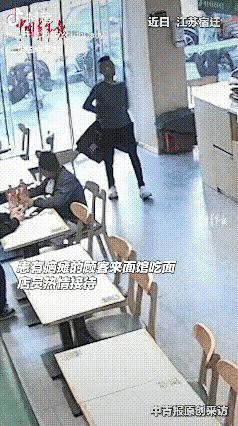 这一幕，看哭了！江苏宿迁，一脑瘫小伙走进面馆点餐，服务员照常热情相迎。然而，当热