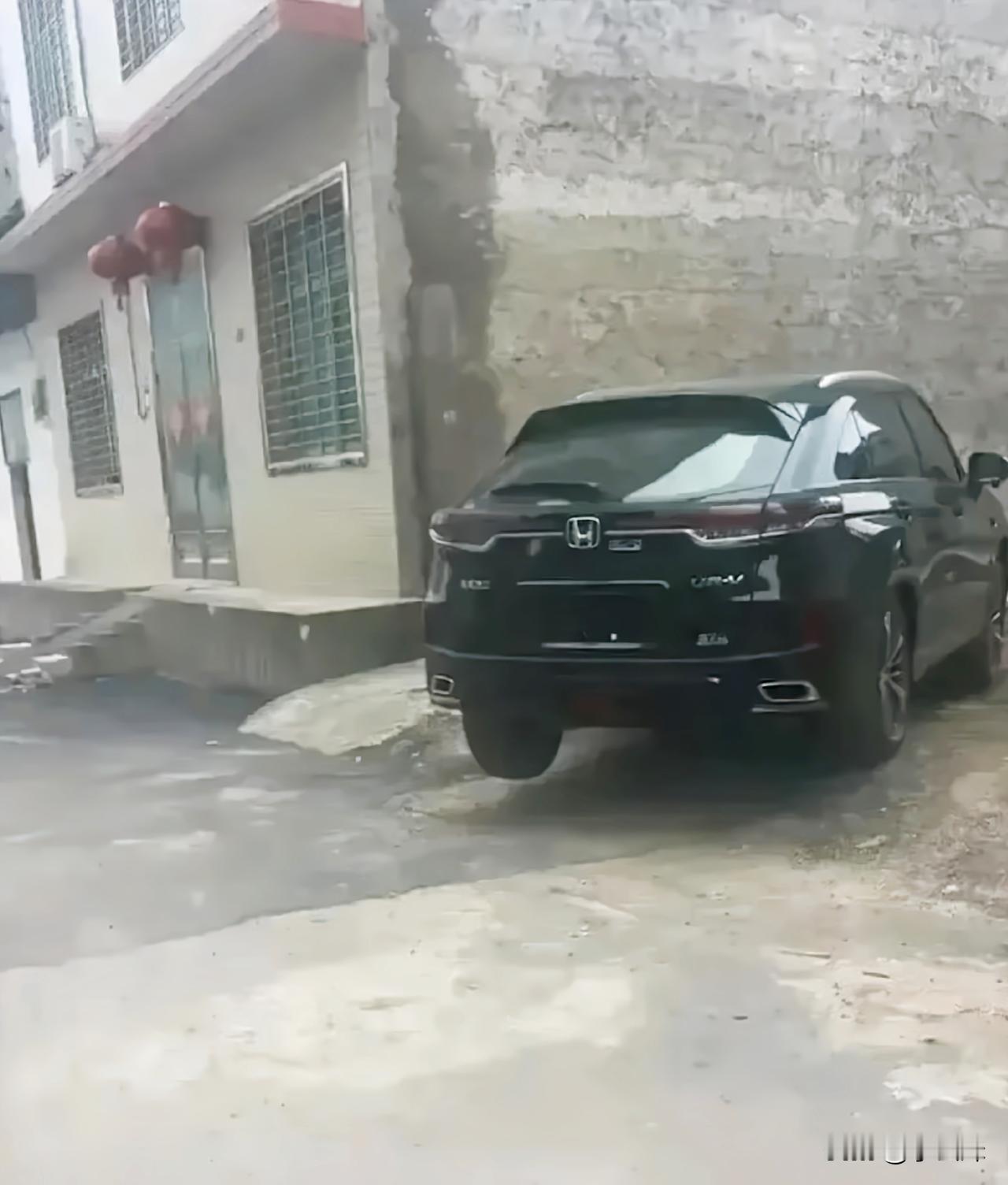 这停的有技术，是个老司机