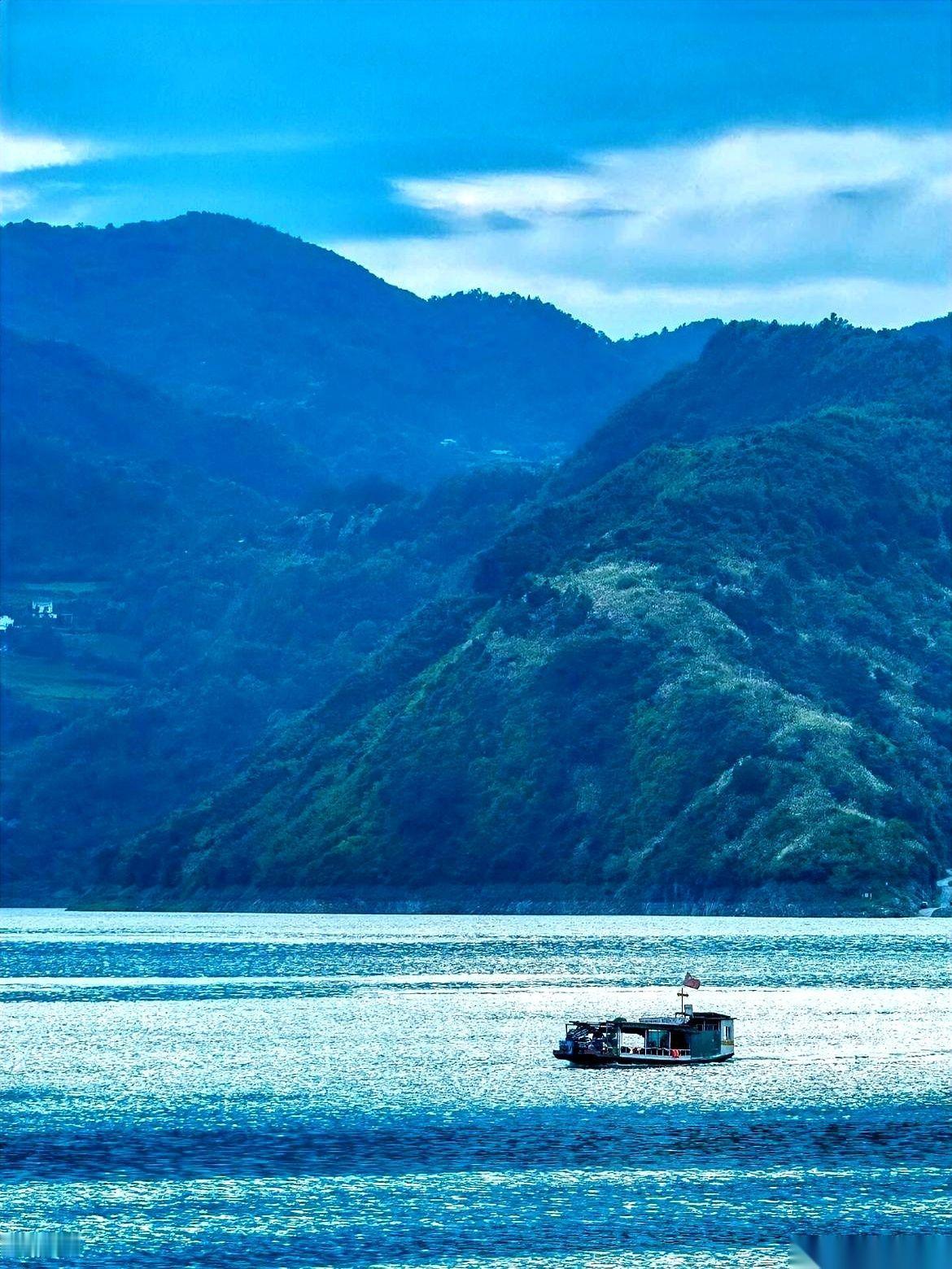 医生问你，用进口药吗？效果好，就是贵。你不敢吭声。你只是下意识地，扭过头，去