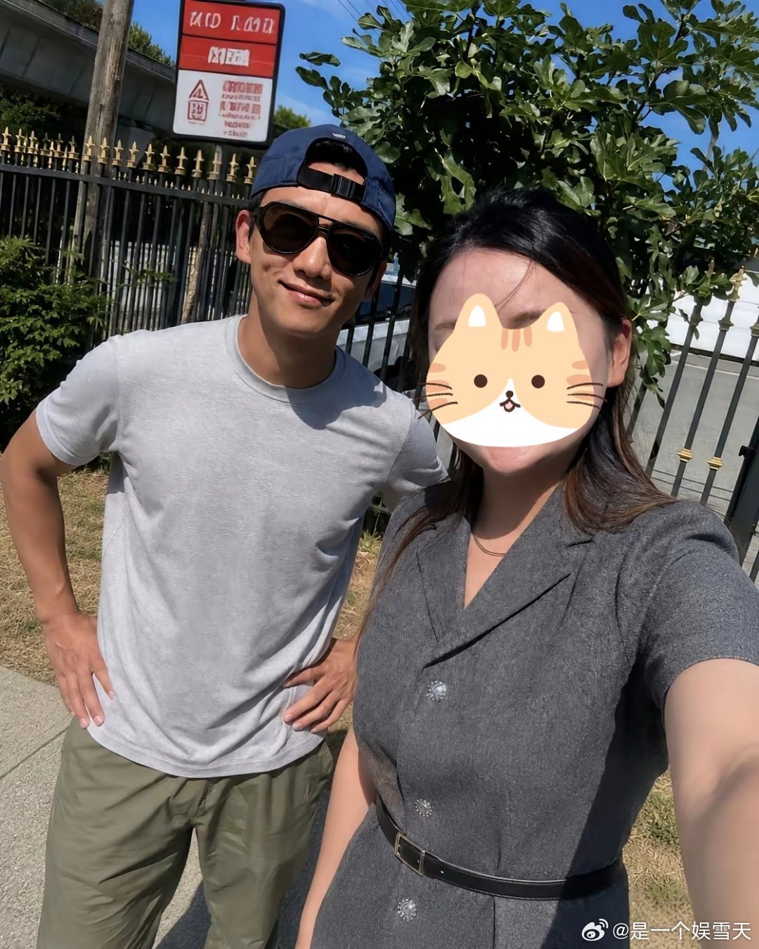 40岁郑恺和老婆苗苗在温哥华买车、买家具被偶遇，夫妻俩挽着手逛宜家，买了不少生活