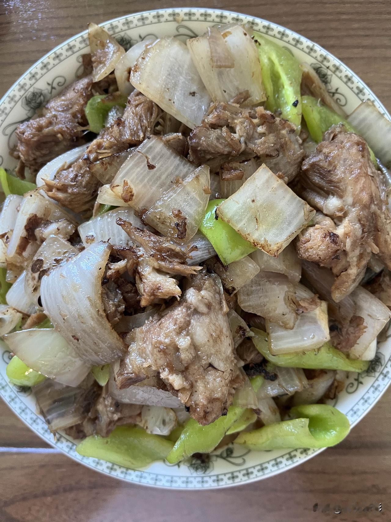 好友们晚上好！周末愉快，晚餐香香！今天的晚餐：洋葱辣椒炒拆骨肉素炒西葫芦窝