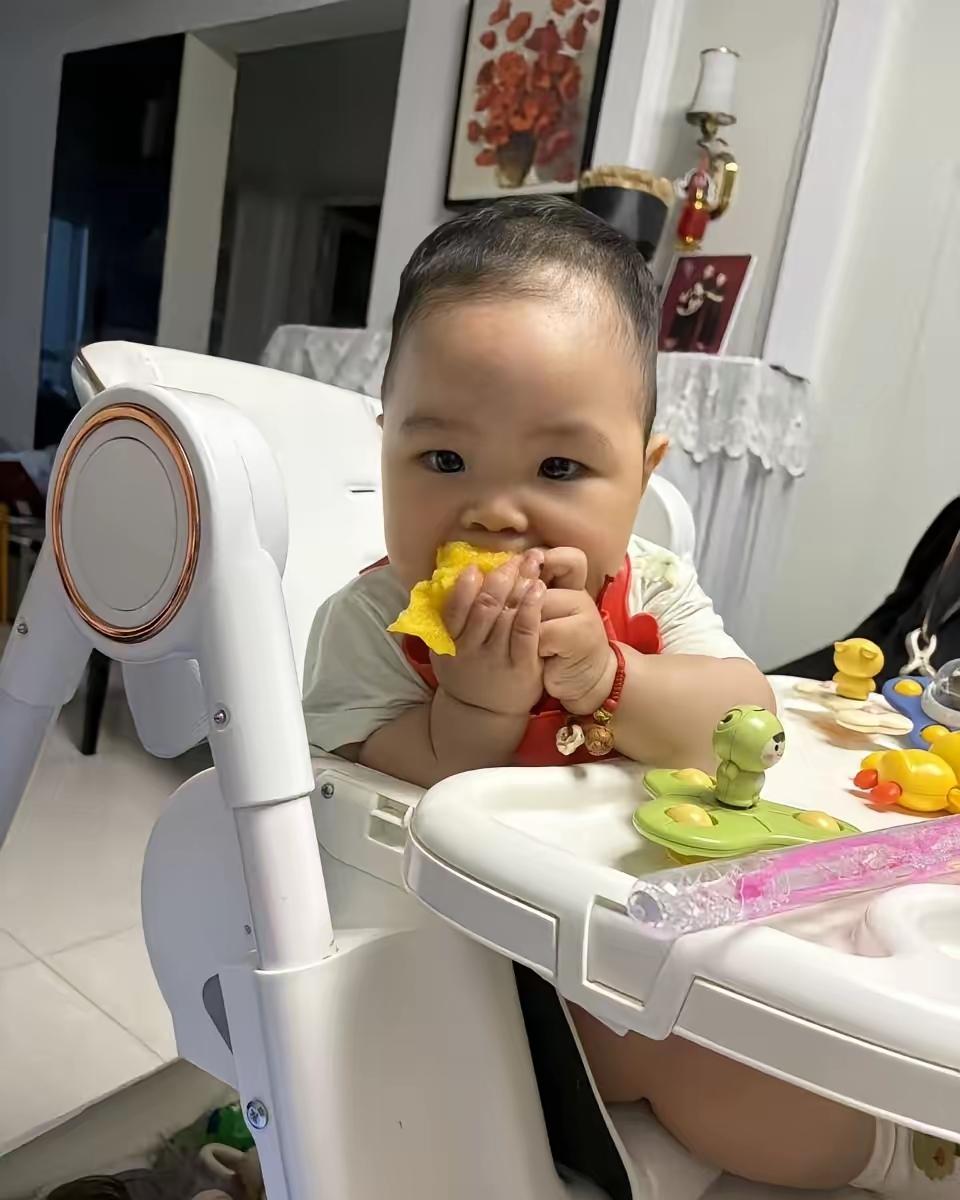 从有了孙子才知道孙子的重要性。到了做爷爷奶奶的年龄，同龄人都有孙子孙女，自
