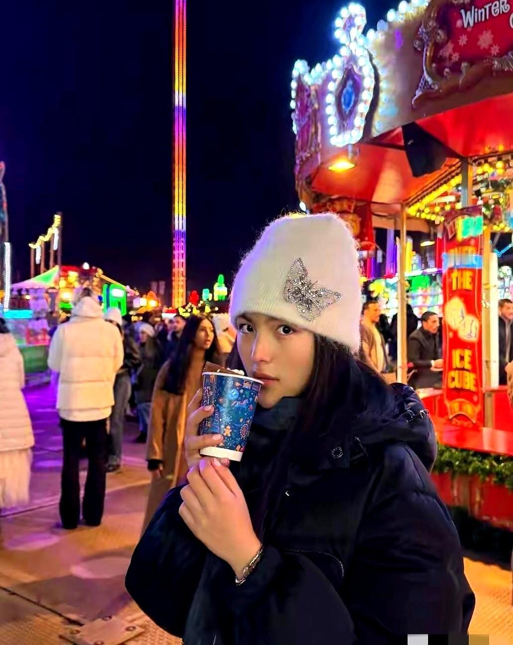 王诗龄英国近照，这一身行头可真不便宜。最近有网友在英国碰见王诗龄了。她穿着一