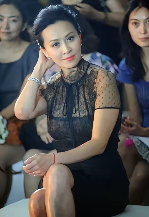 刘嘉玲气场极为强大三年前在上海有过一面之缘缺乏自信之人都不敢与她对视她那双眼眸，好似能将人看穿着实与