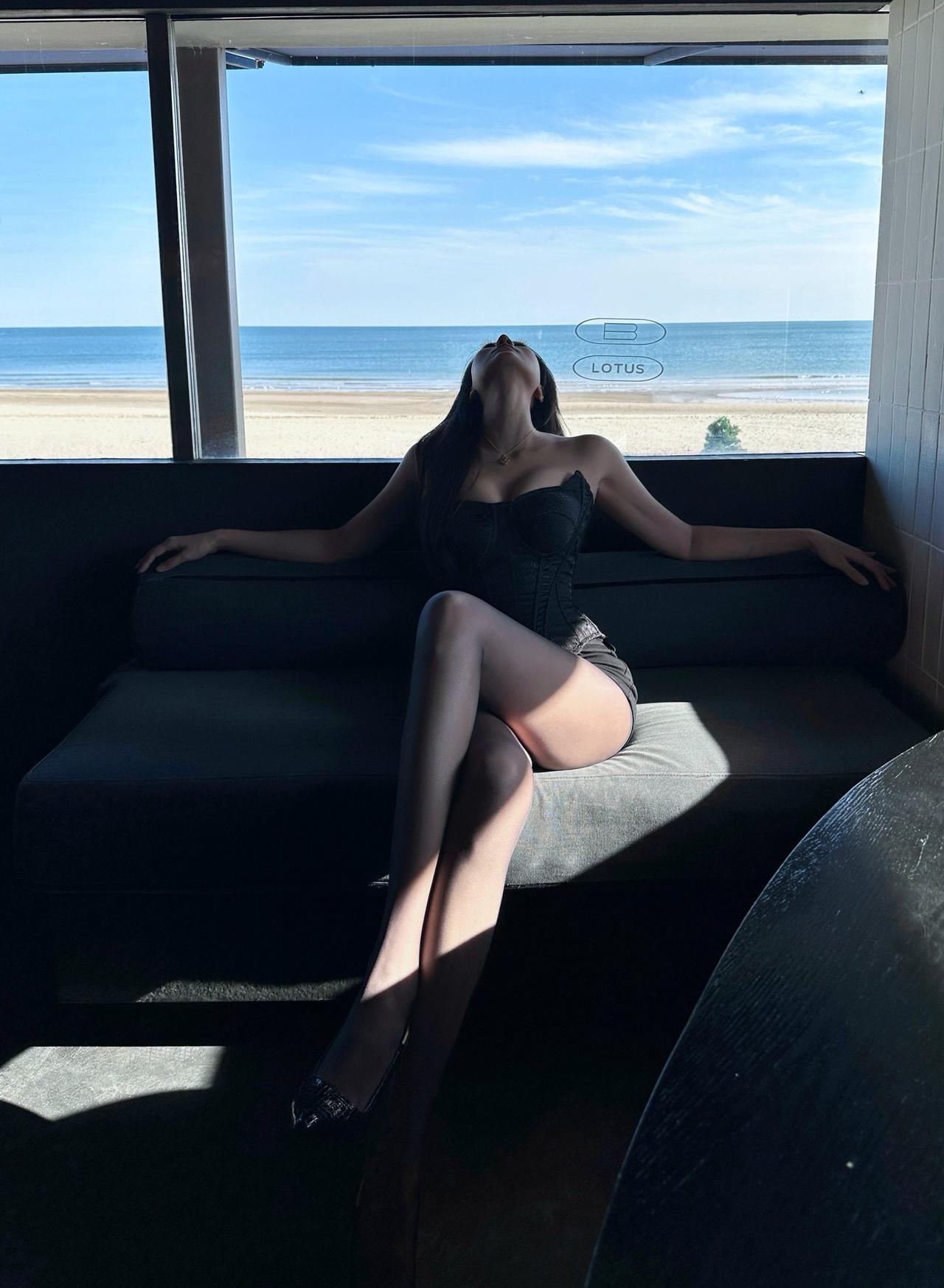 海边度假的惬意时光，阳光洒在沙滩上，享受海风拂面的感觉。