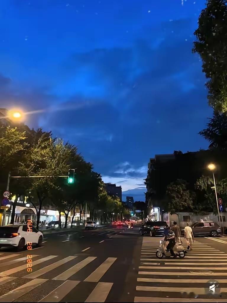提前通知，都做好心理准备吧，再过8天，也就是9月7号我们就迎来白露节气，天文