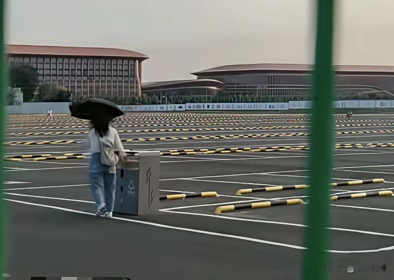印象打折！仅仅因为开始收每个月300元的停车费，北京一地铁口大型停车场竟由找不到