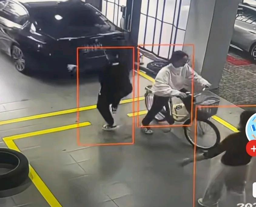 拖车操作失误，致汽车突然溜车冲过来，家长看到后急忙冲过去，使劲推动汽车，怕把