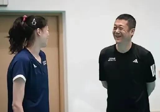 平时看到赵勇难得一笑关心和关注李盈莹，还真像那么回事儿，教练的言行举止和态