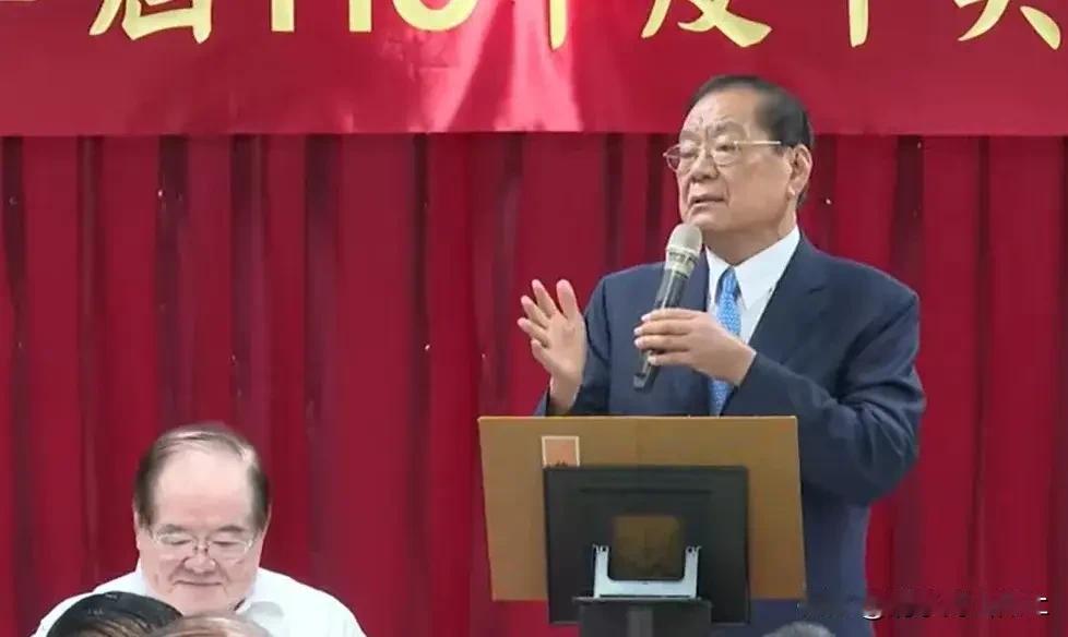 一正一邪！柯文哲太太陈佩琪在北京旅游，玩的很开心，而在忙着助选的柯文哲被记者