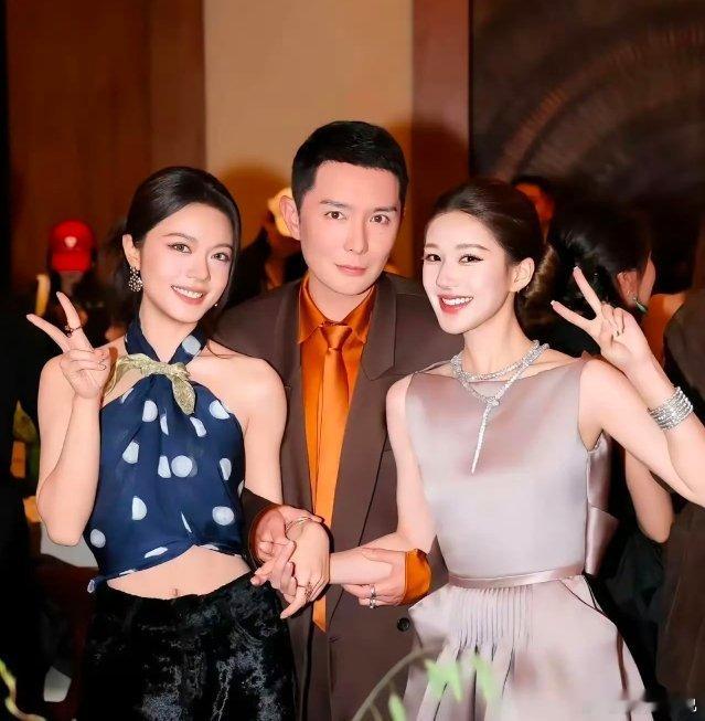 赵露思和赵今麦同框这张图，确实把两人的状态反差拉得挺明显。有人说赵露思是普女，可