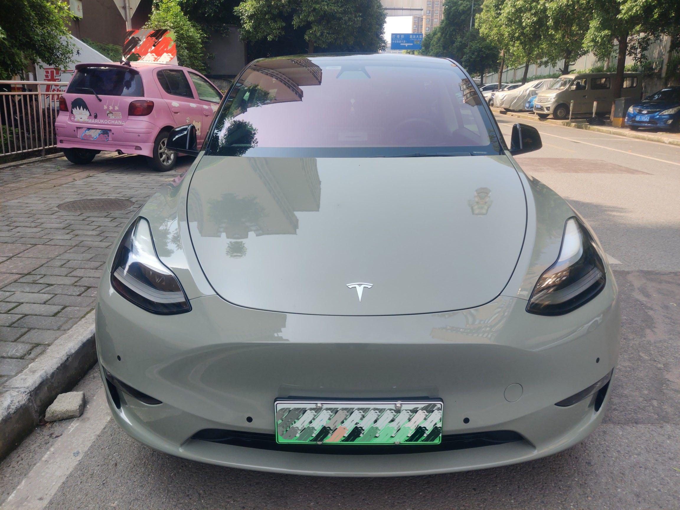 特斯拉modelY的消费人群，覆盖范围非常广！既有很多特别有钱的富人，也有不