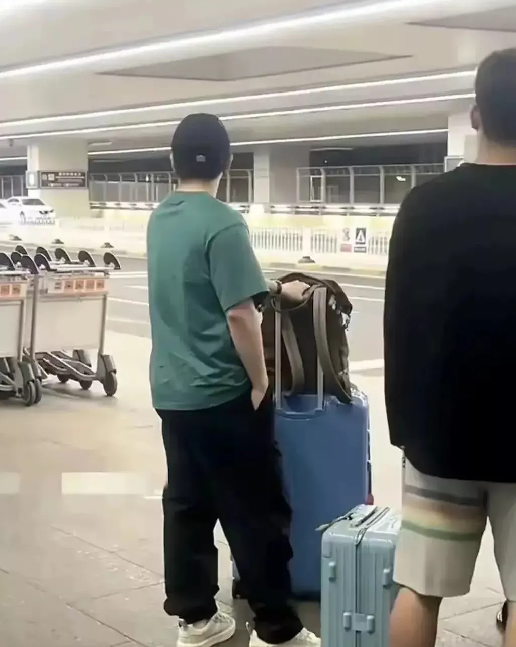 樊振东现身河北李隼指导全家福含金量高梁靖崑帅气儿子曝光