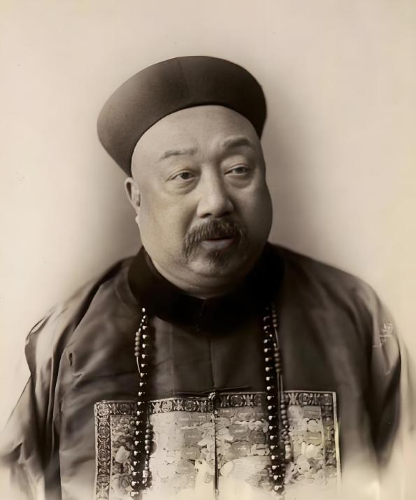 1900年8月14日夜里，八国联军攻破北京城，慈禧和光绪仓皇西逃，整个京师火光冲