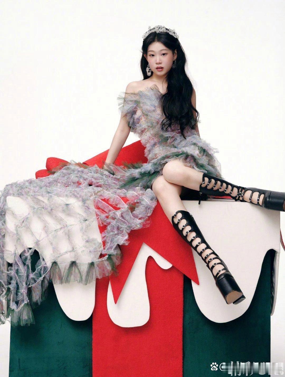 沈佳润鬼马这块内娱无代餐小沈阳女儿沈佳润又登上杂志封面啦！她出道以来，争议声不断