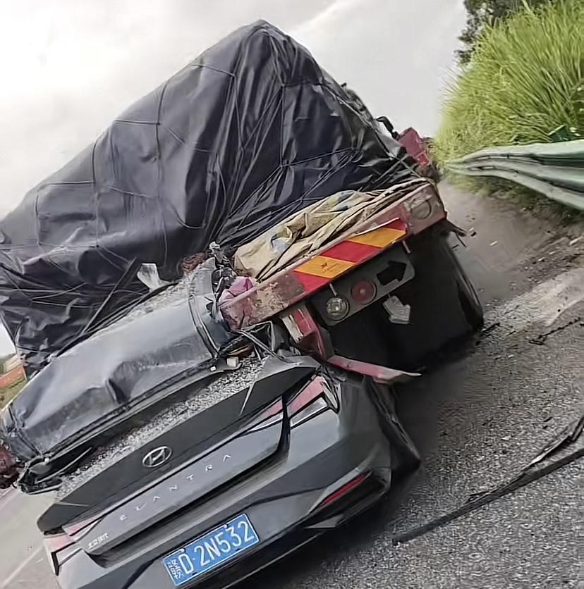 自杀式驾驶，顶都被掀了！9月10日7时左右，江西安福横龙洲里快速通道路口附近，一