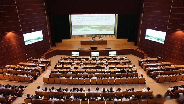 一地县委书记, 为市委书记、市长等授课