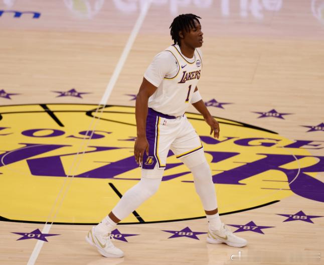 NBA夏季联赛，湖人对阵独行侠。半场结束时，湖人47比44领先。阿杜·蒂耶罗上半