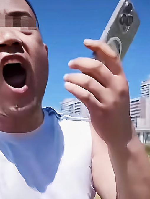 山东青岛，搭讪女游客被拒后辱人的跑步男，这下彻底出名了！崂山公安已经立案调查，跑