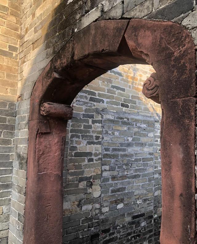 五代第一名君周世宗柴荣，其实还是有致命缺陷的。也就是他的皇位其实血统不纯。柴荣