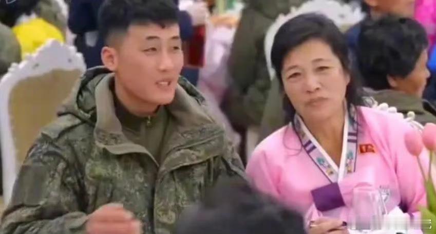 帮助俄军的朝鲜军人回国。当地举行了盛大的欢迎仪式。大家发现没有？这些士兵个个珠