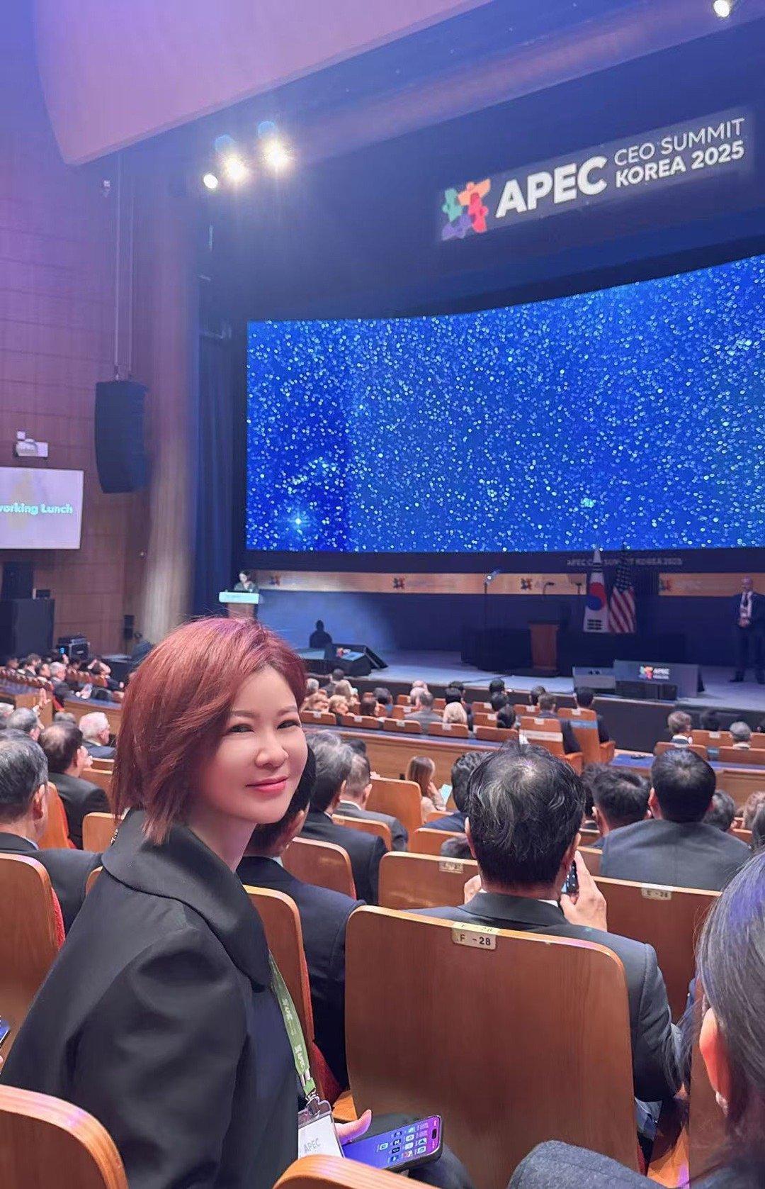 韩国偶遇杜华网友晒出与杜华在韩国会议的合照，她笑容得体、状态在线！能受邀出席这