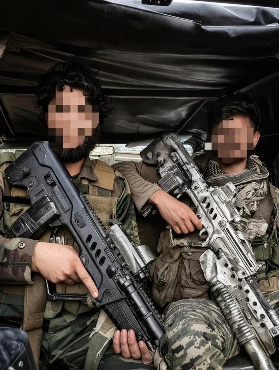 印度特种部队士兵与以色列突击步枪，弹匣用胶带缠绕，简单实用。印度人爱吐槽装备的