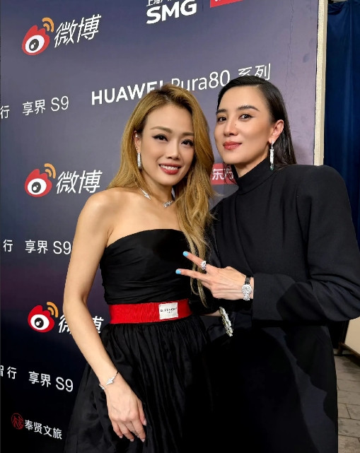 宋佳与容祖儿相遇合影，容祖儿亲切地称她为“铁梅”，宋佳则回应“铁梅爱你”！两人