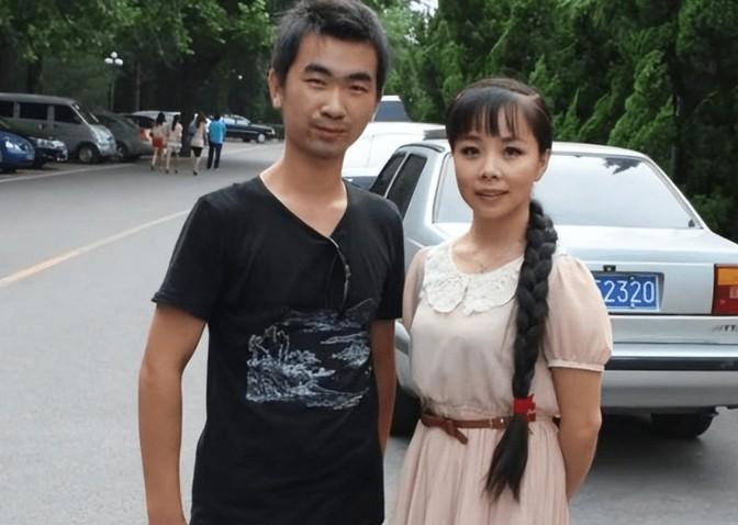 2007年，王二妮成名后，男友提出分手，她却邀请男友做经纪人。名声鹊起后