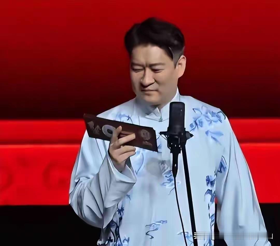 观众递纸条被说成两难困境，二元化评判忽略剧场真实场景！曹云金线下演出，现场阅读观