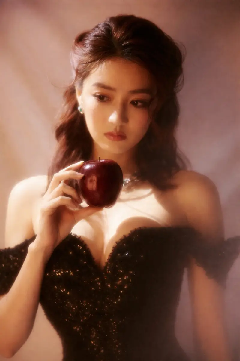 徐璐穿黑色深V裙身材曲线曼妙卷发造型慵懒性感