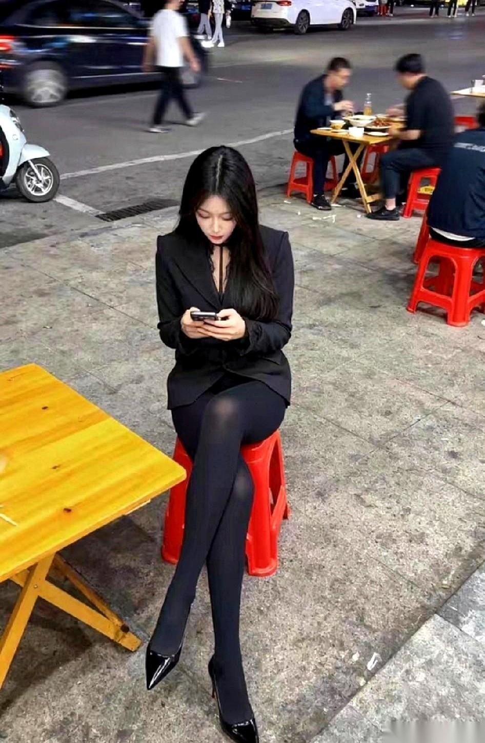 男人半夜口渴，伸手去摸床头柜的水杯，手一滑，碰倒了婚纱照。相框“啪”一声砸在地