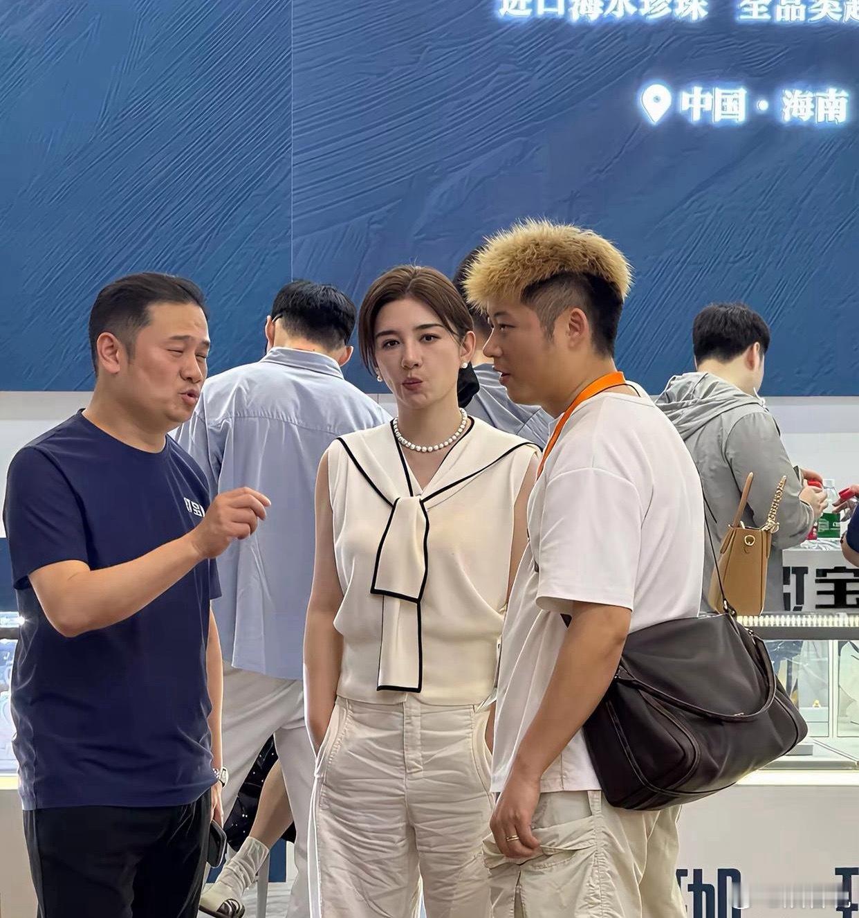 看来再贵的裤子都会有褶