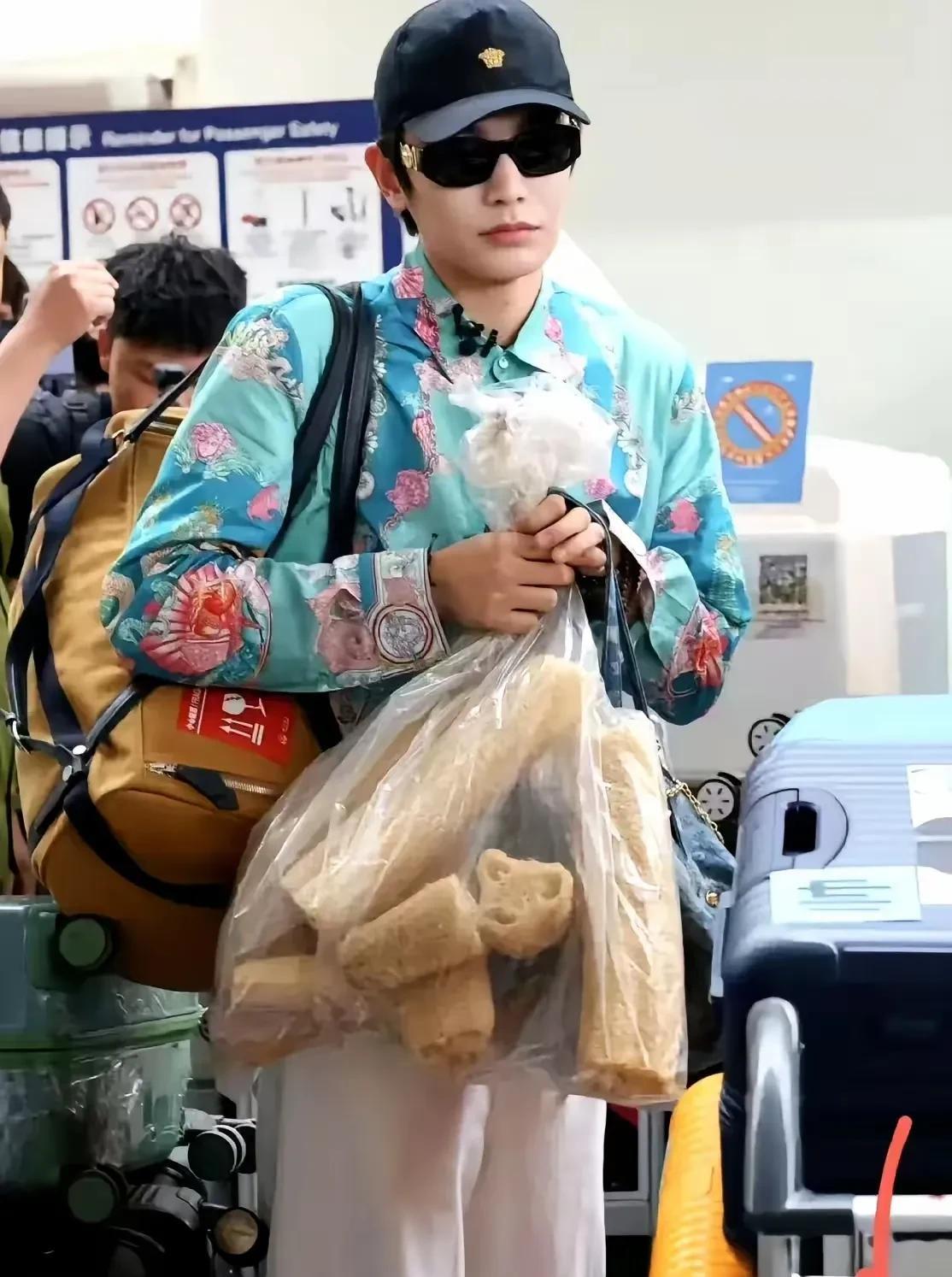 丁禹兮，像不像地主家的傻儿子。就算全身大牌加持，依然感觉憨憨的。他要去国外参