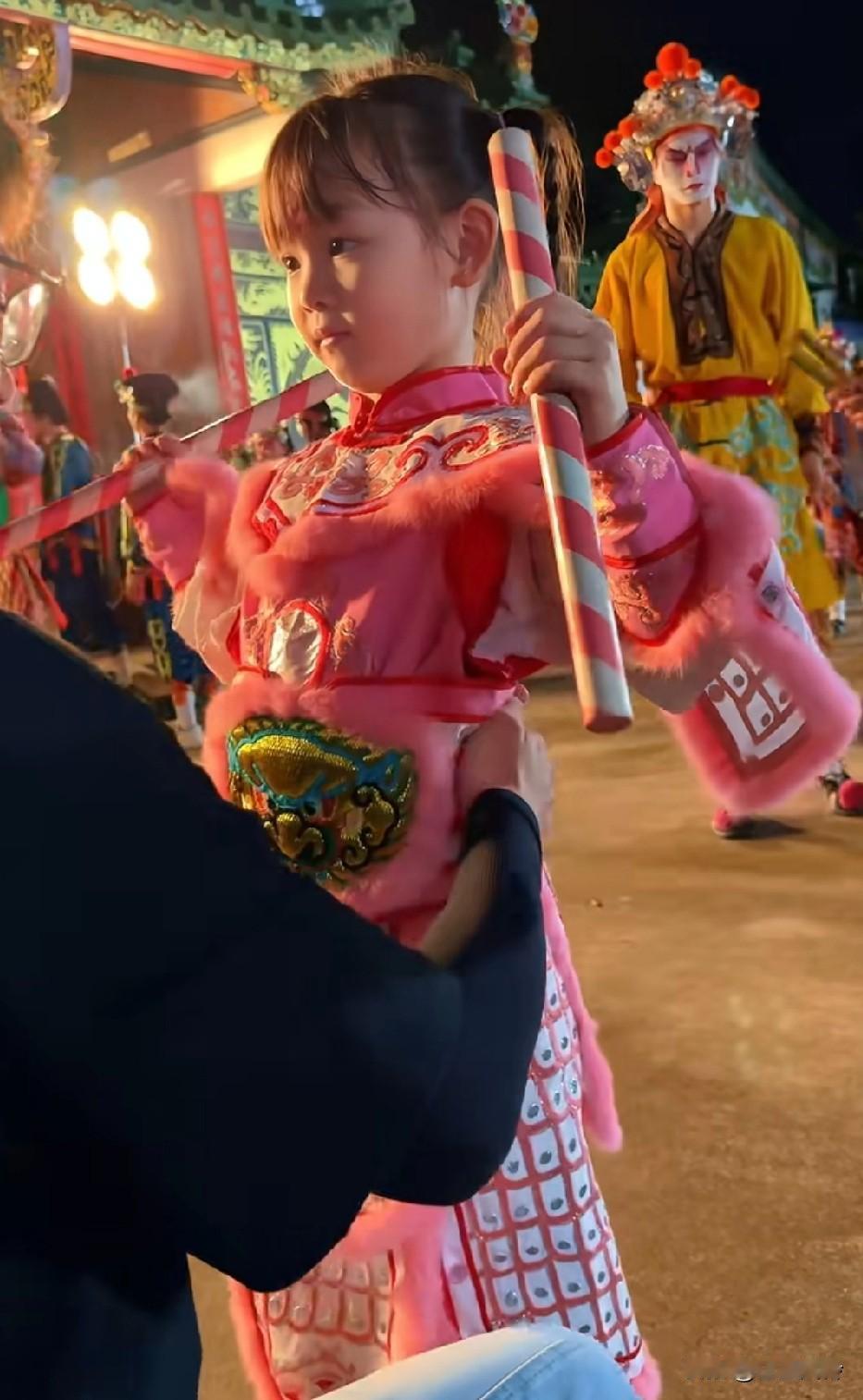 光这件英歌舞衣服在拼多多上买，都要1300元钱，这一场表演真是要花费不少钱呢全