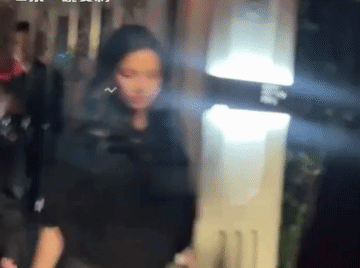 张婧仪撇嘴无奈一笑的瞬间有了一种繁华过后的冷漠与厌倦！感觉她现在连轴转的活动，各