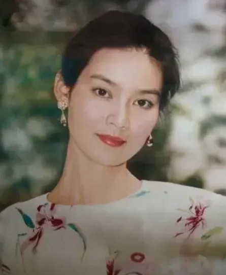 1978年，24岁的潘虹与米家山结婚。同年她参演杨延晋执导的影片《苦恼人的笑》，