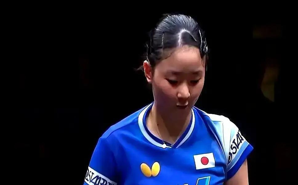 王曼昱赢球那刻，脸比冰还冷。别人夺冠是放烟花，她夺冠是开检讨会。镜头